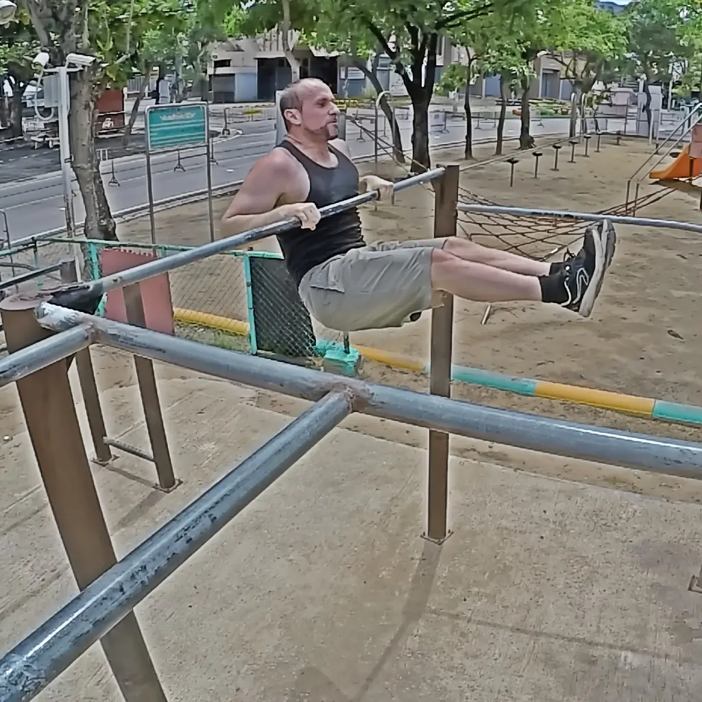 Chest-to-bar pullup demonstration