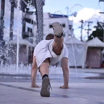 Demonstrating one leg plank variation