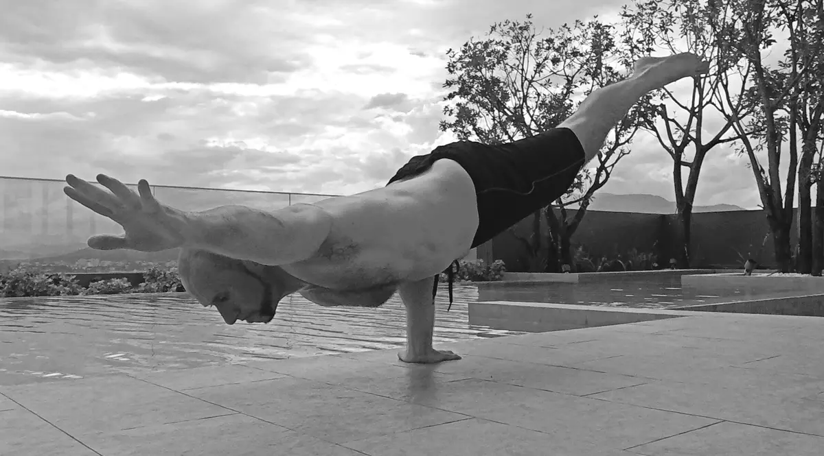 One-arm elbow lever
