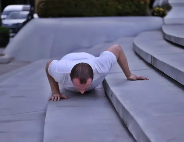 Self-assisted one arm pushup progression 1 - bottom position