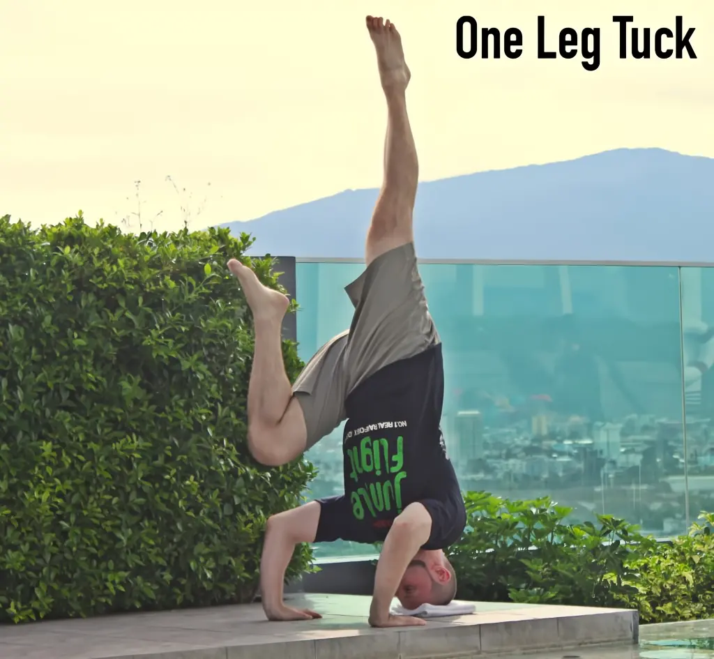 Single Leg Tuck Headstand